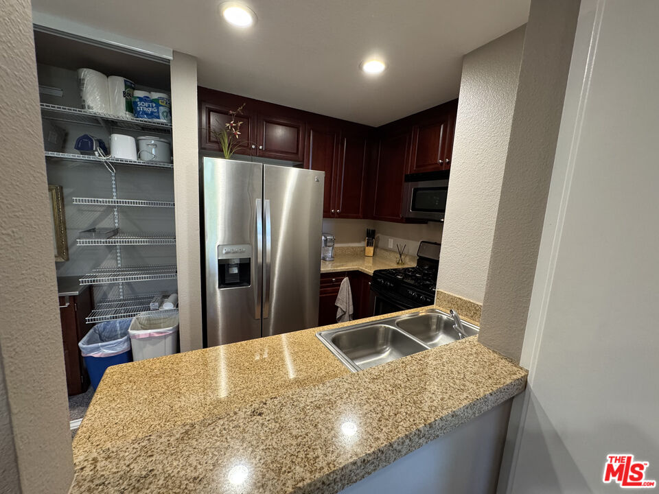 5550 Owensmouth Ave Unit: 318