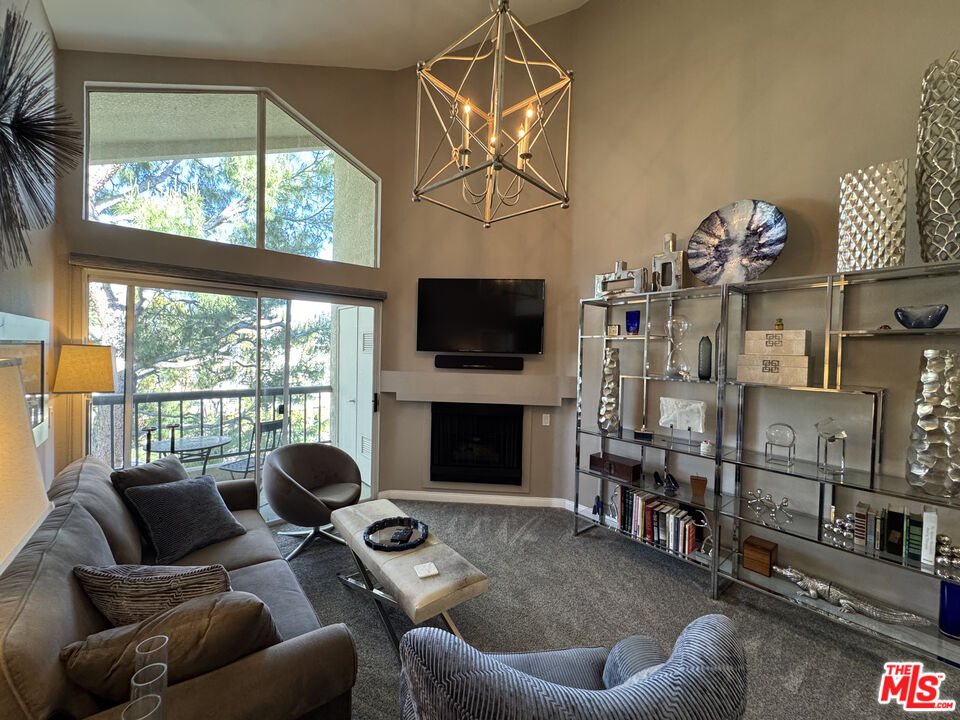 5550 Owensmouth Ave Unit: 318