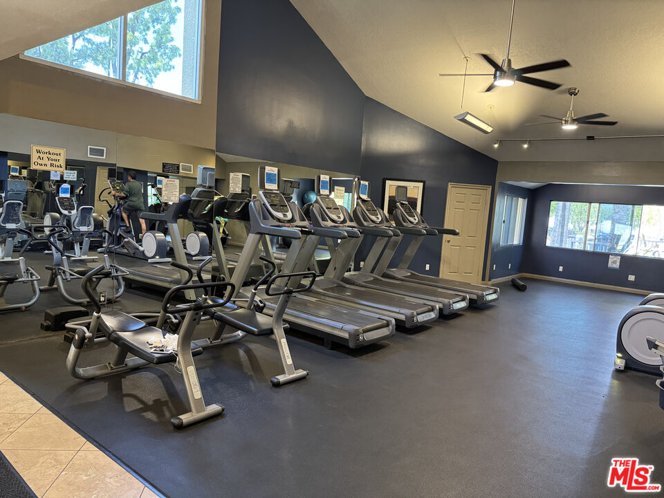 5550 Owensmouth Ave Unit: 318