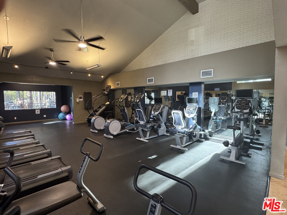 5550 Owensmouth Ave Unit: 318