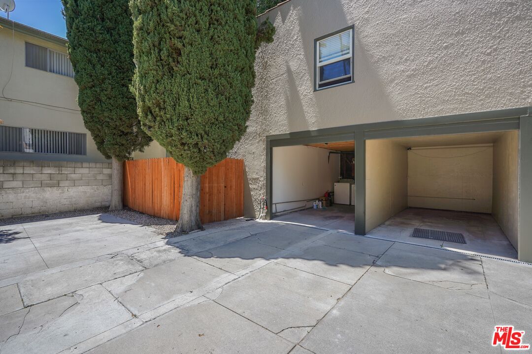1043 N La Jolla Ave
