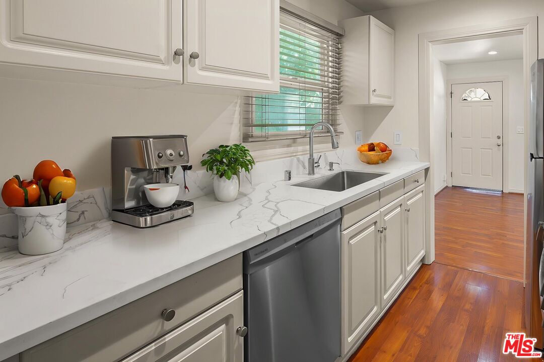 1043 N La Jolla Ave