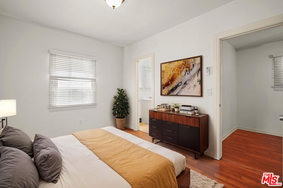 1043 N La Jolla Ave
