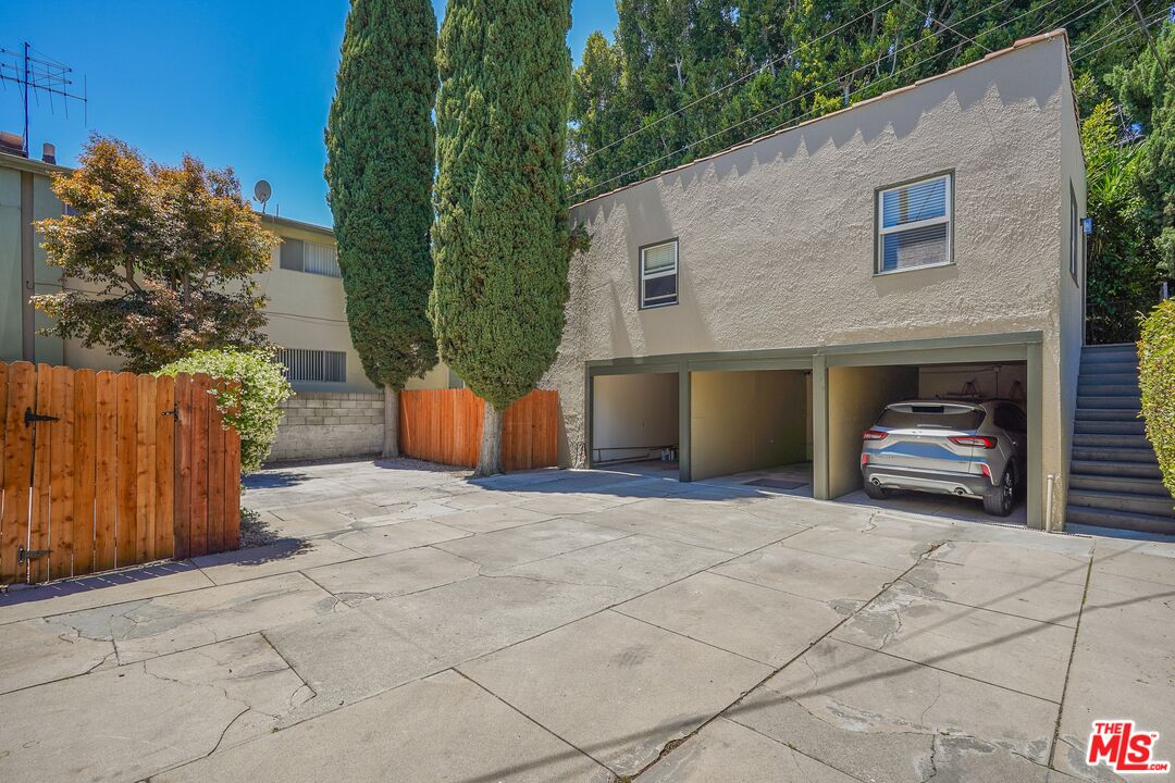1043 N La Jolla Ave