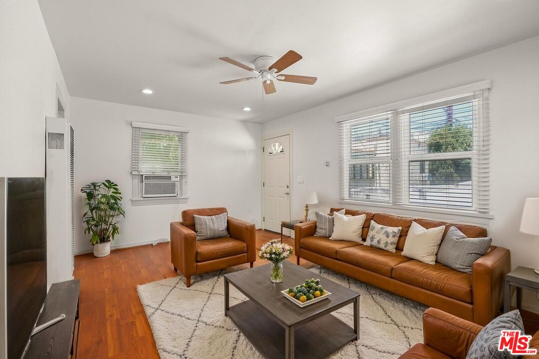 1043 N La Jolla Ave
