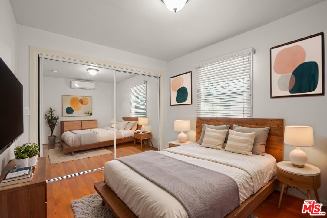 1043 N La Jolla Ave