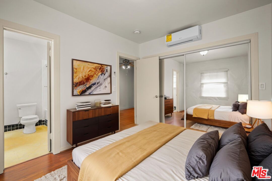 1043 N La Jolla Ave