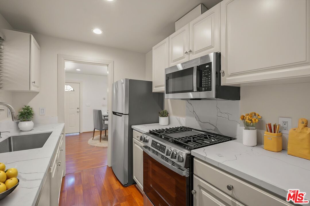 1043 N La Jolla Ave