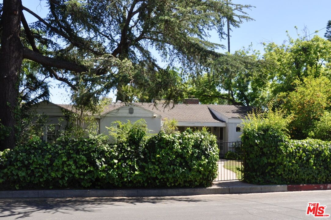 12222 Califa St