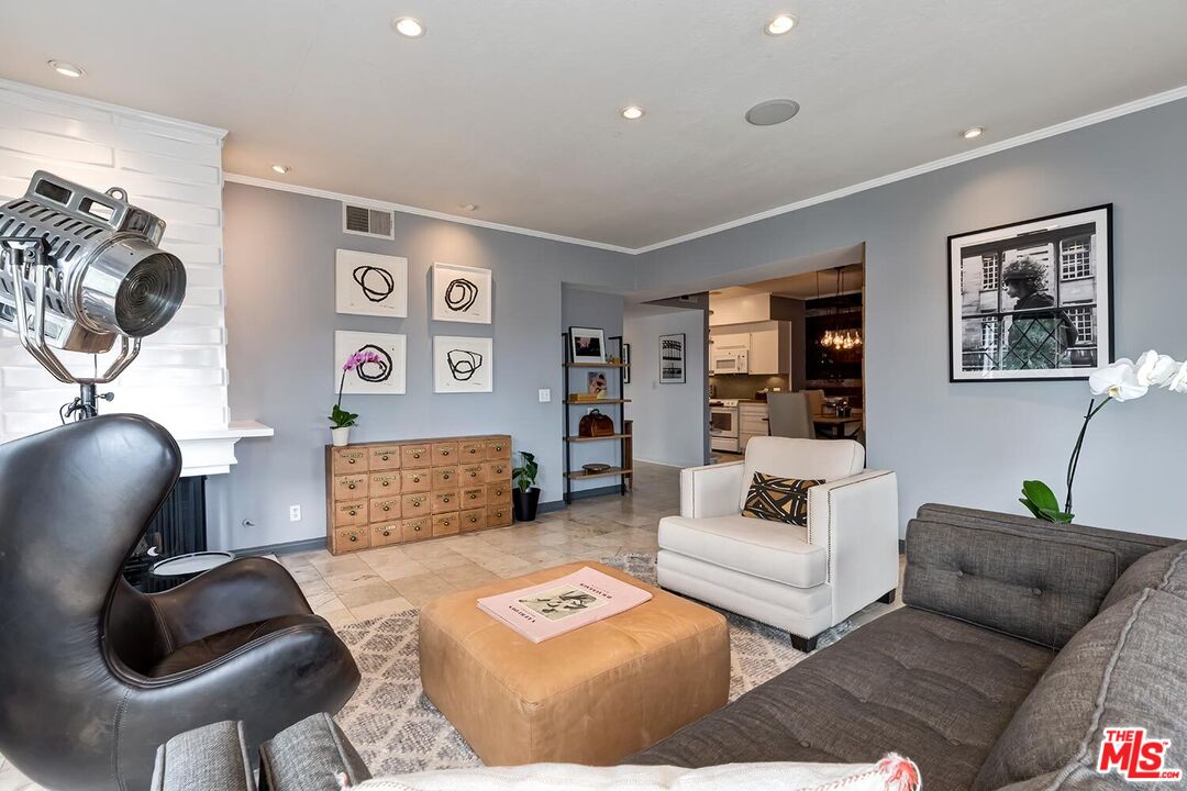 1133 N Clark St Unit: 103