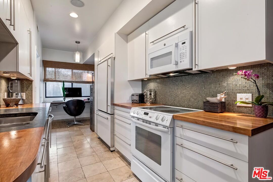 1133 N Clark St Unit: 103