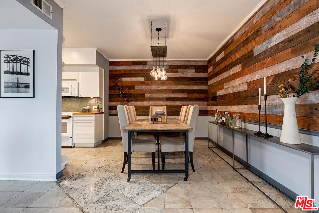 1133 N Clark St Unit: 103