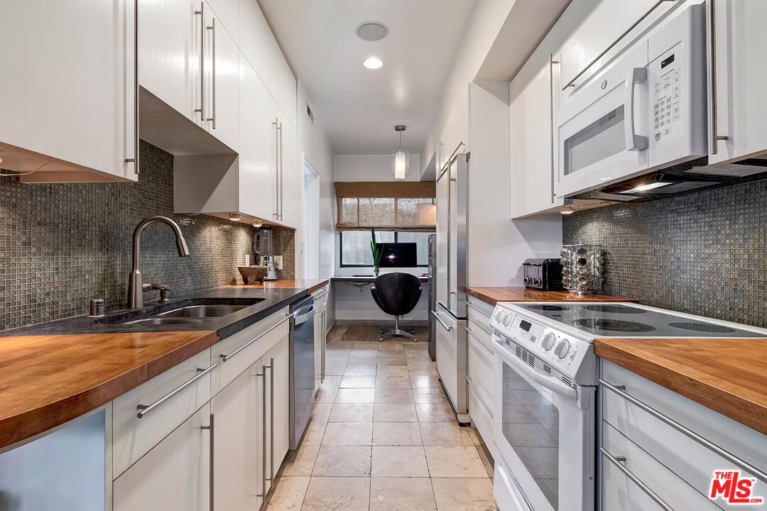 1133 N Clark St Unit: 103