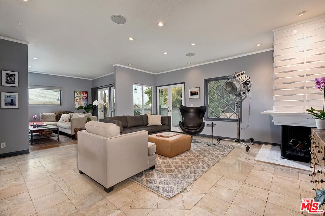 1133 N Clark St Unit: 103