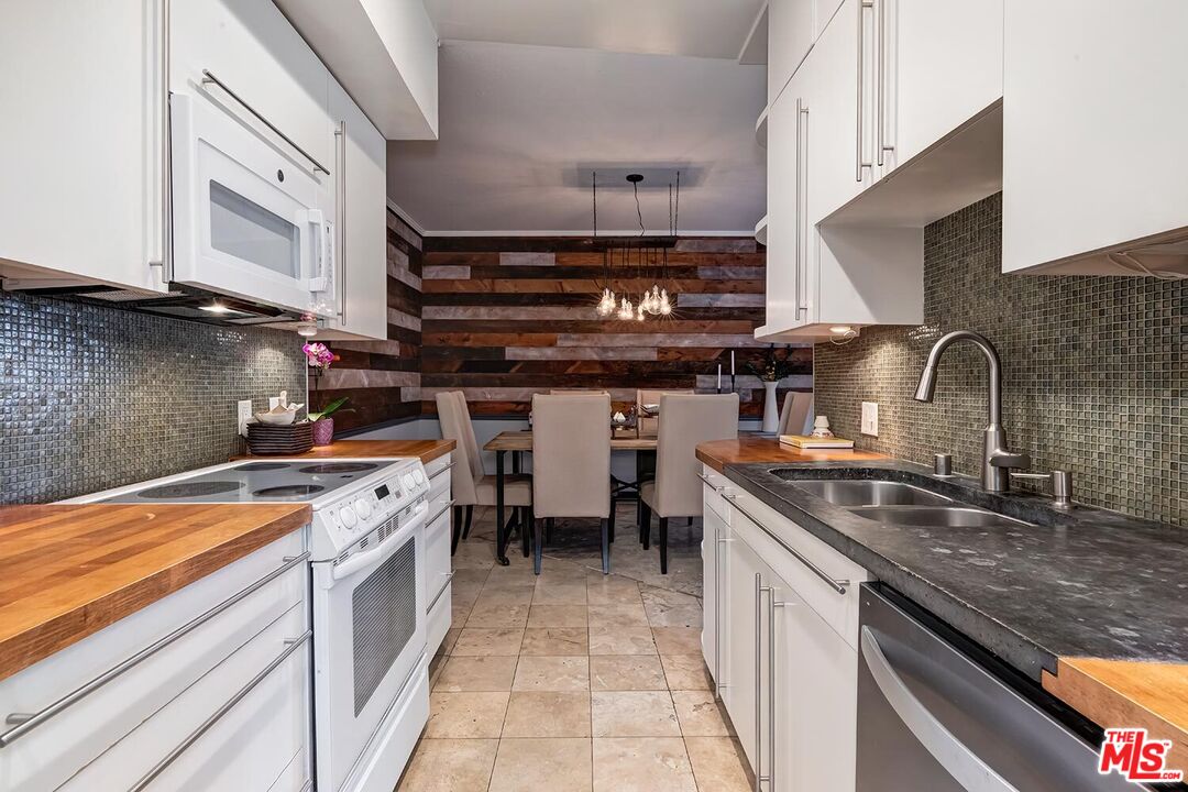 1133 N Clark St Unit: 103
