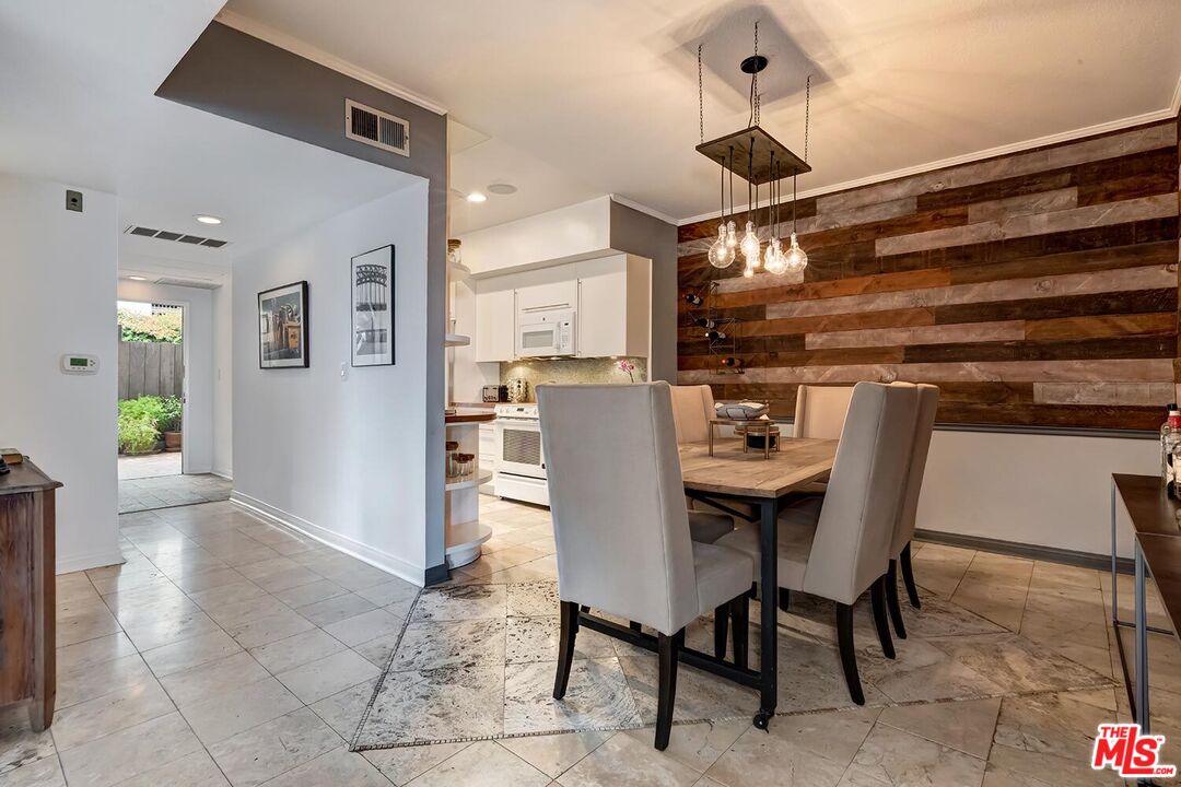 1133 N Clark St Unit: 103