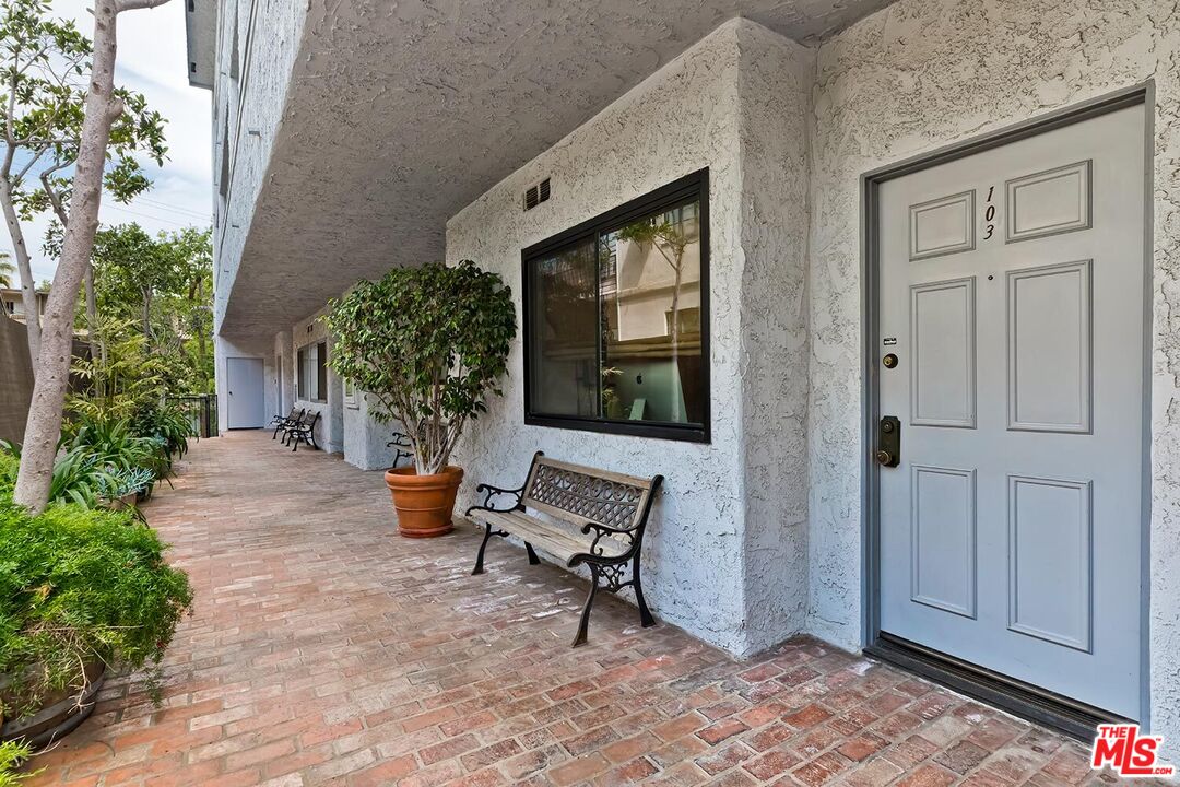 1133 N Clark St Unit: 103