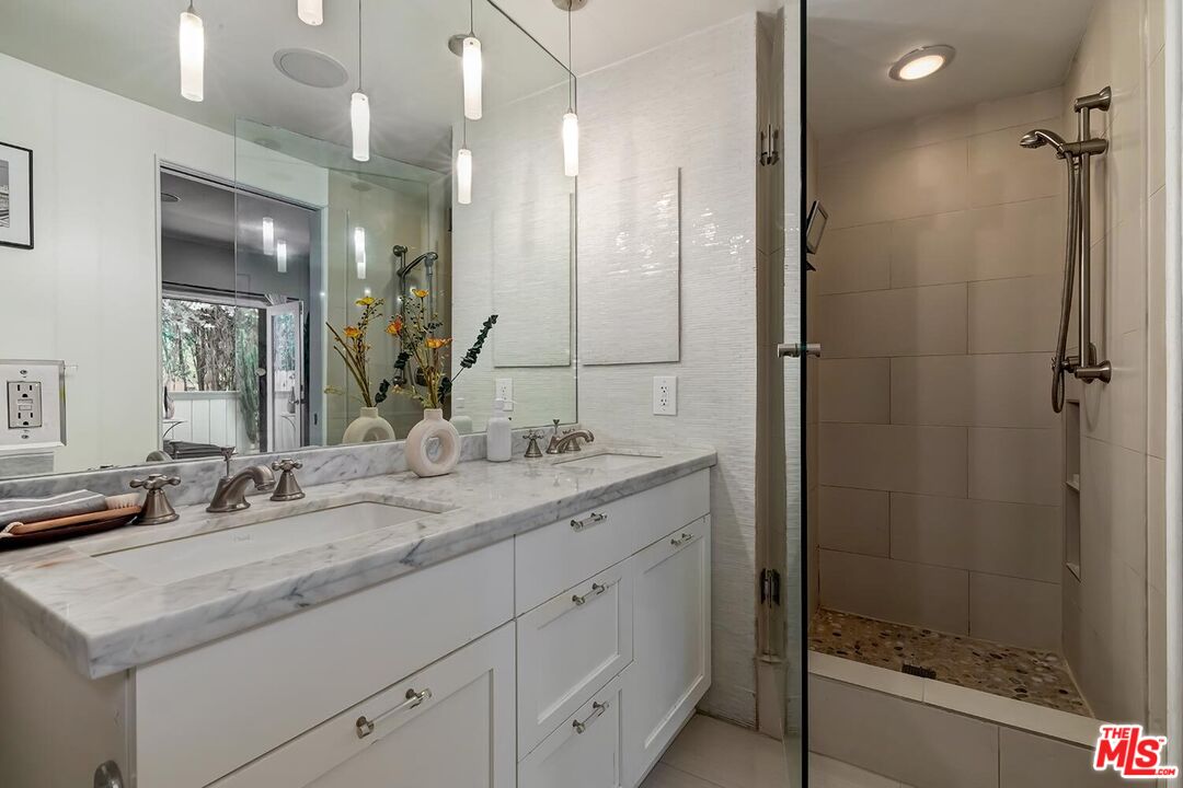 1133 N Clark St Unit: 103