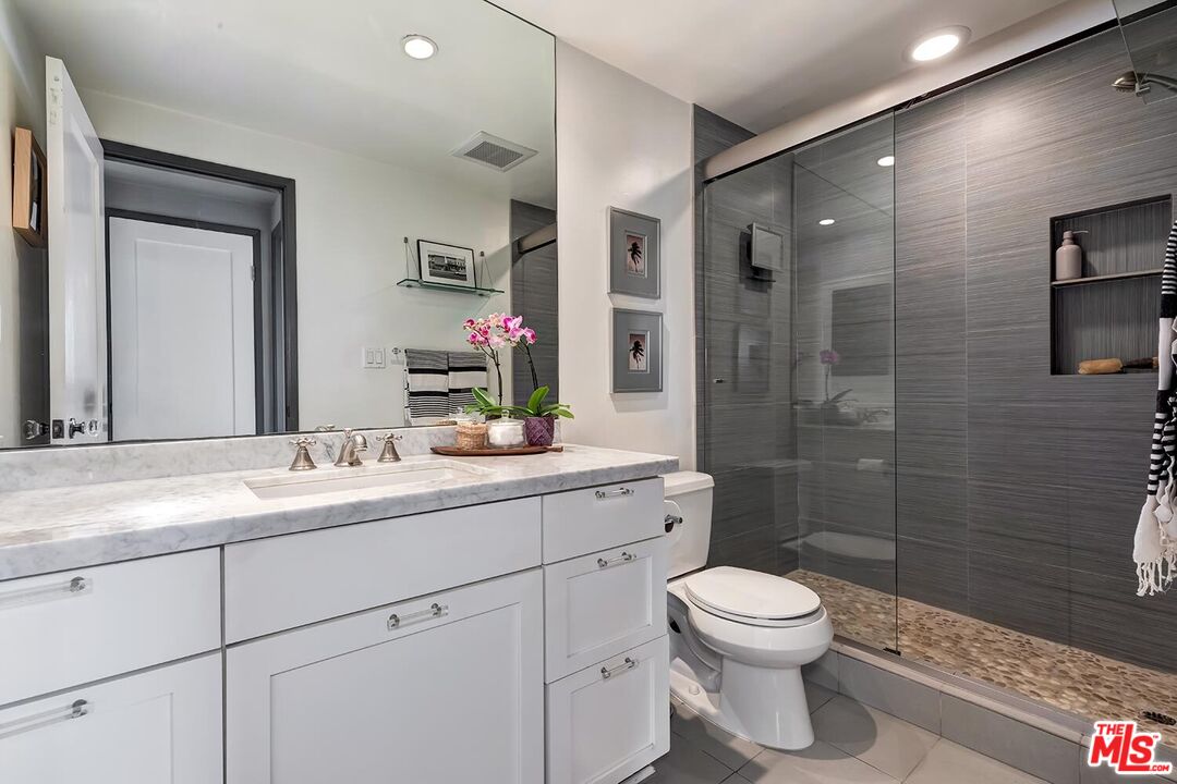 1133 N Clark St Unit: 103