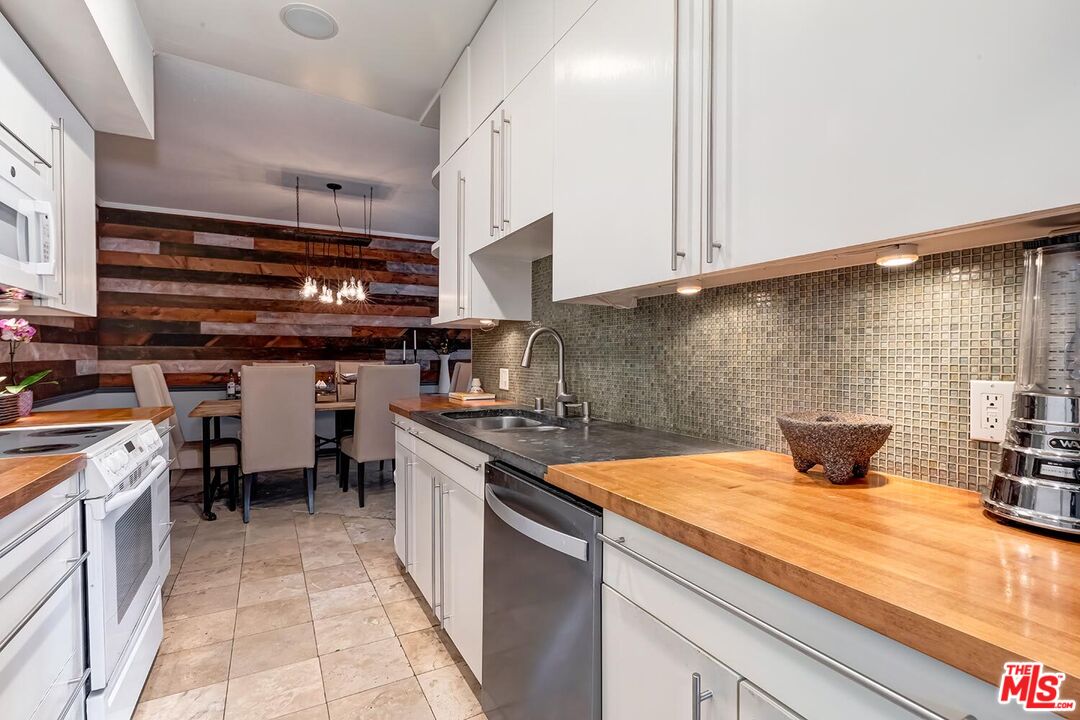 1133 N Clark St Unit: 103