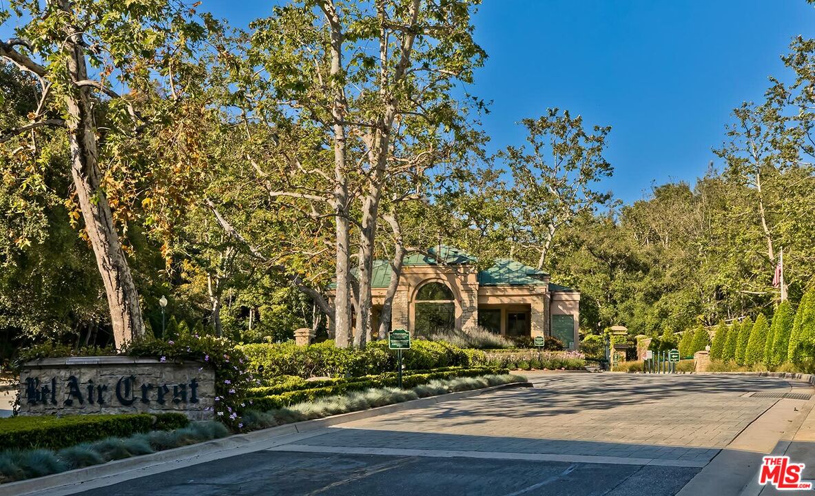 2327 Weybridge Ln