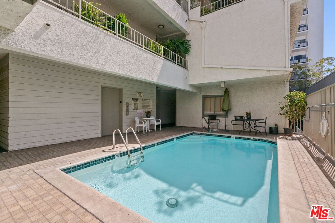 1140 Alta Loma Rd Unit: 201