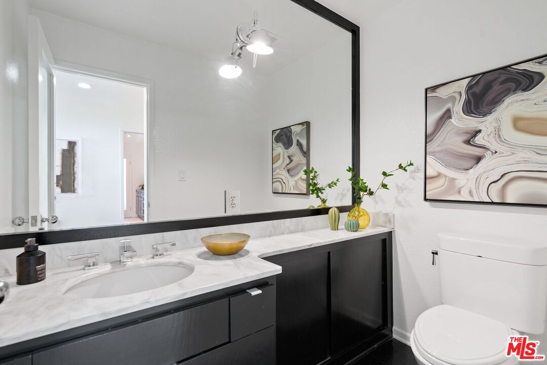 1140 Alta Loma Rd Unit: 201