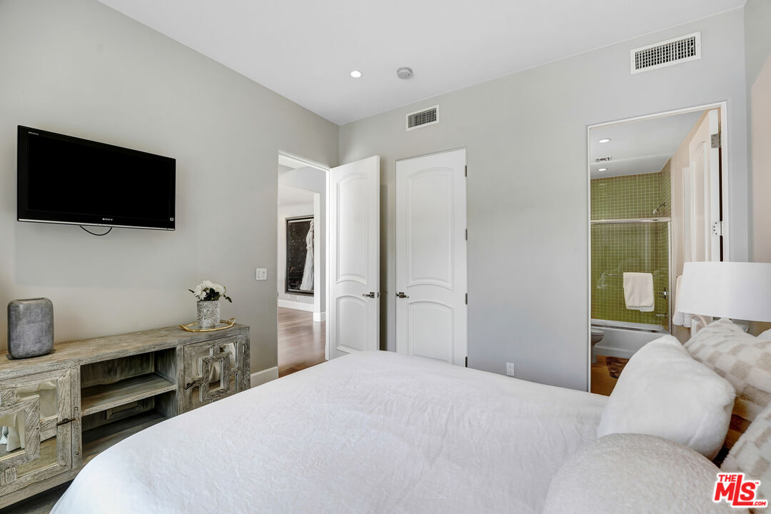 841 N CRESCENT HEIGHTS Blvd