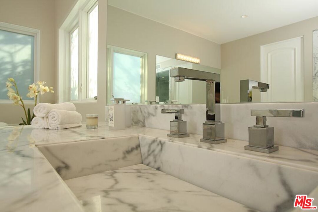 841 N CRESCENT HEIGHTS Blvd