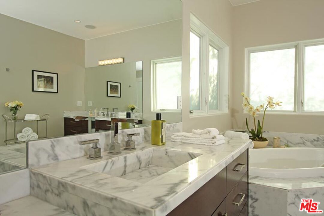 841 N CRESCENT HEIGHTS Blvd