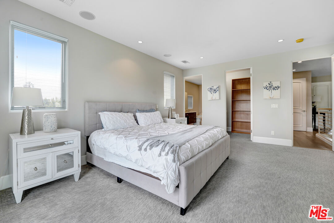 841 N CRESCENT HEIGHTS Blvd