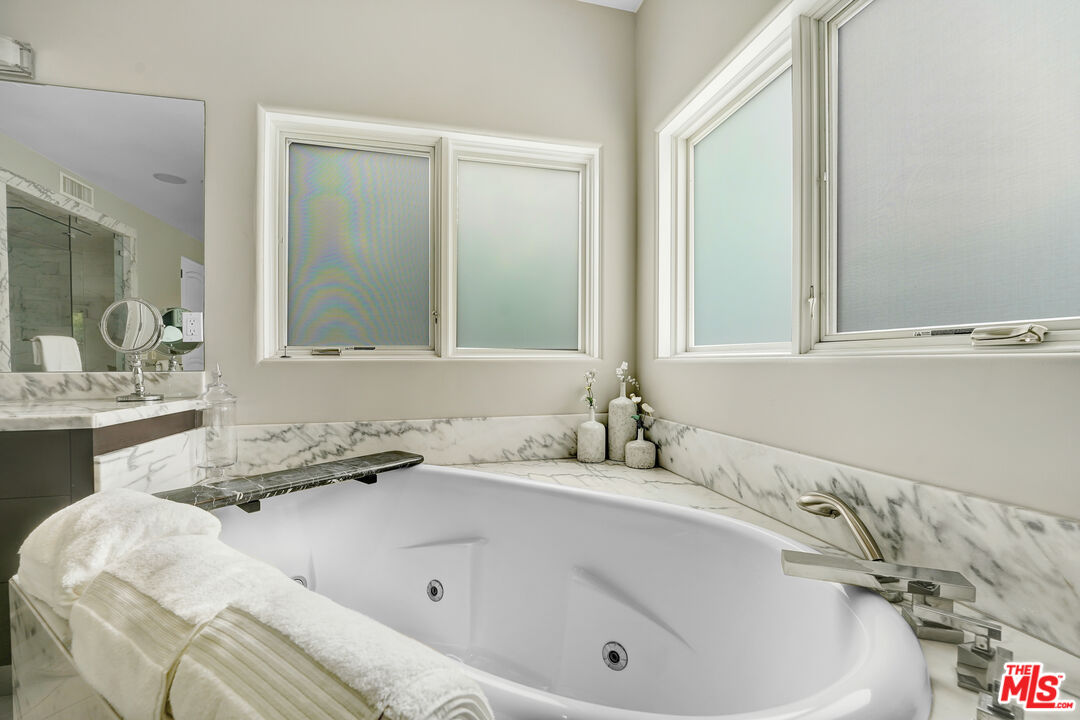 841 N CRESCENT HEIGHTS Blvd