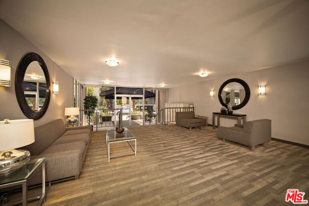 927 N Kings Rd Unit: 306