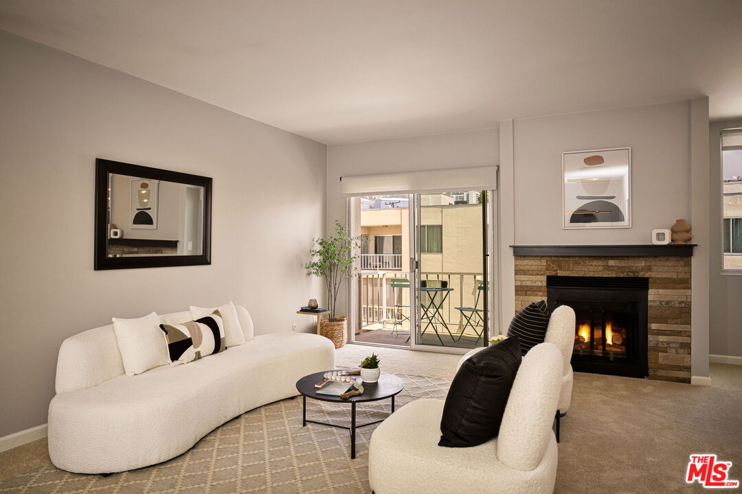 927 N Kings Rd Unit: 306