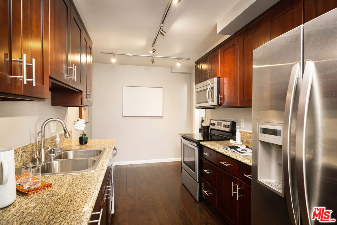 927 N Kings Rd Unit: 306