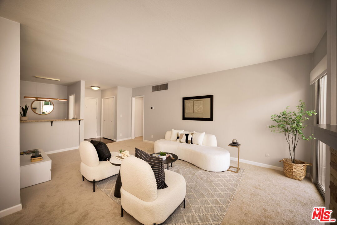 927 N Kings Rd Unit: 306