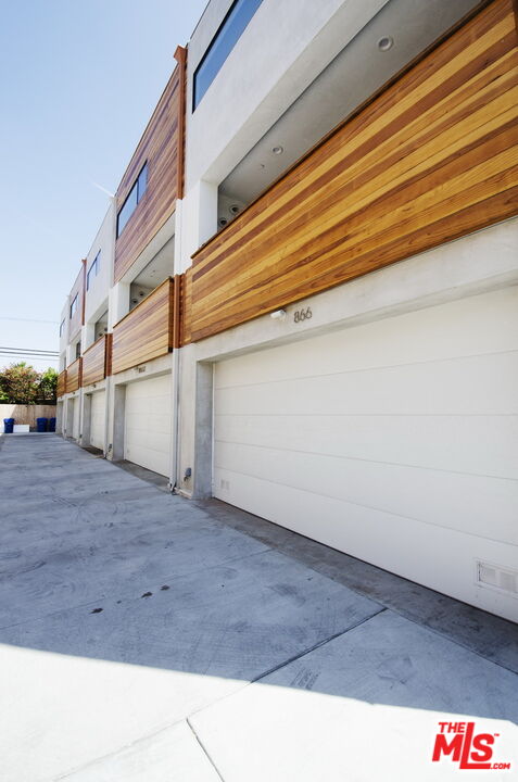 860 S WILTON PL