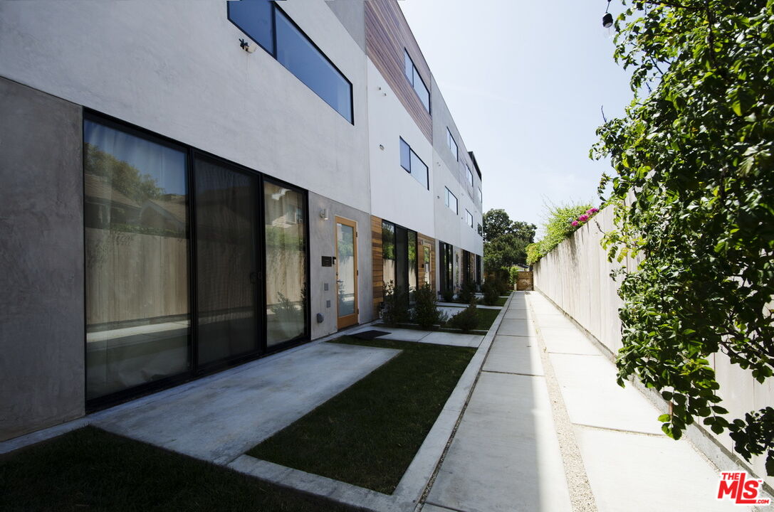 860 S WILTON PL