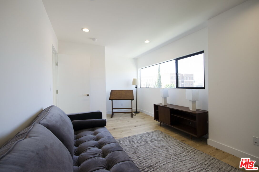 860 S WILTON PL