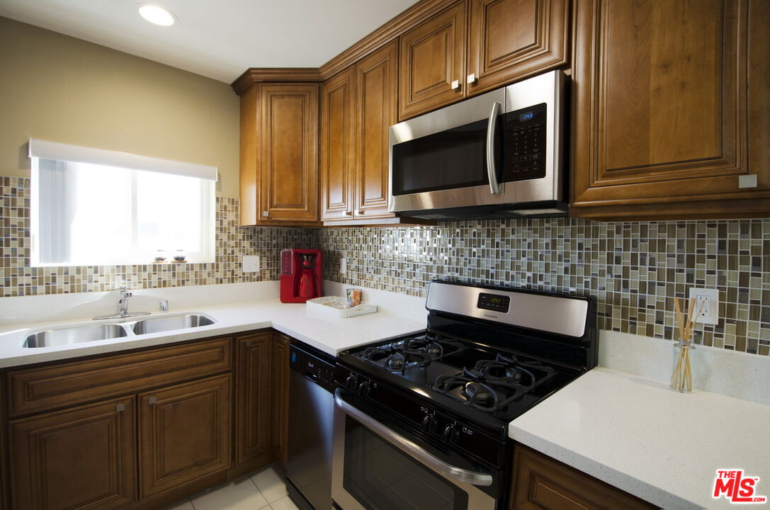 546 N Oxford Ave Unit: 212