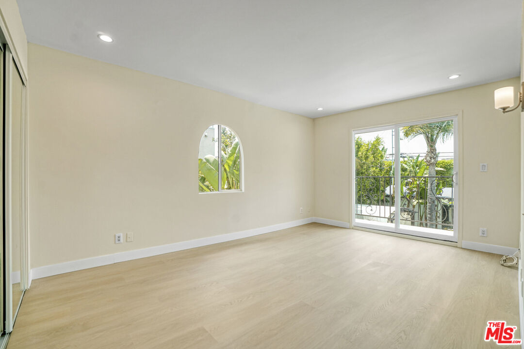209 N Doheny DR