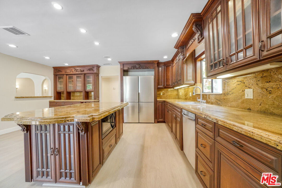 209 N Doheny DR