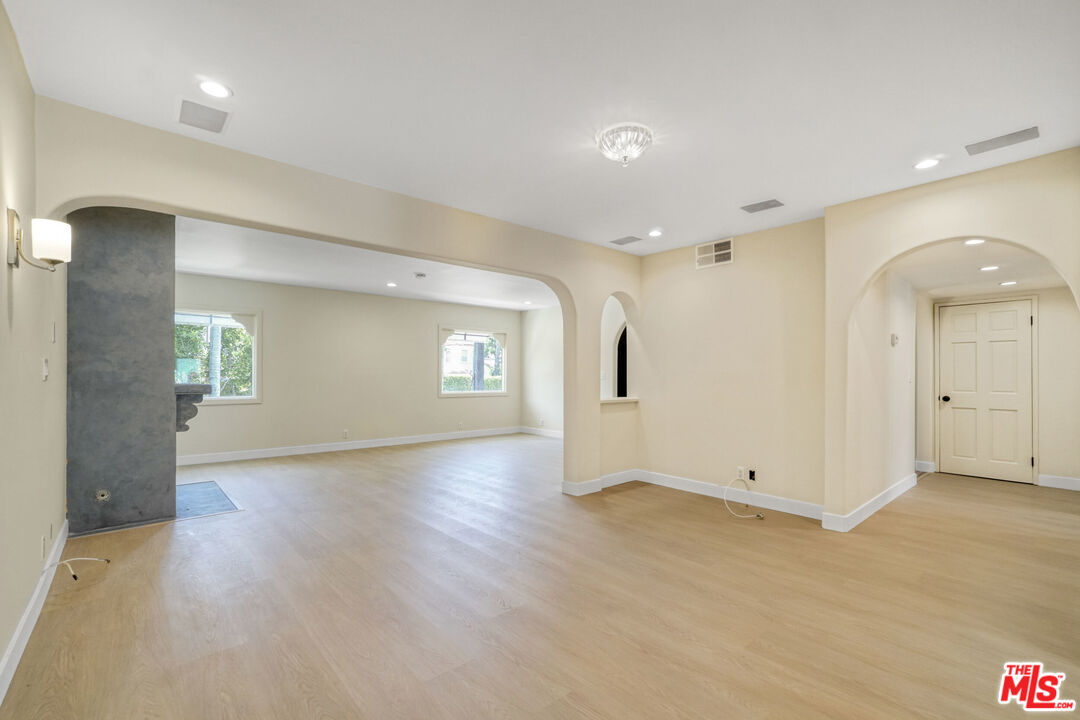209 N Doheny DR