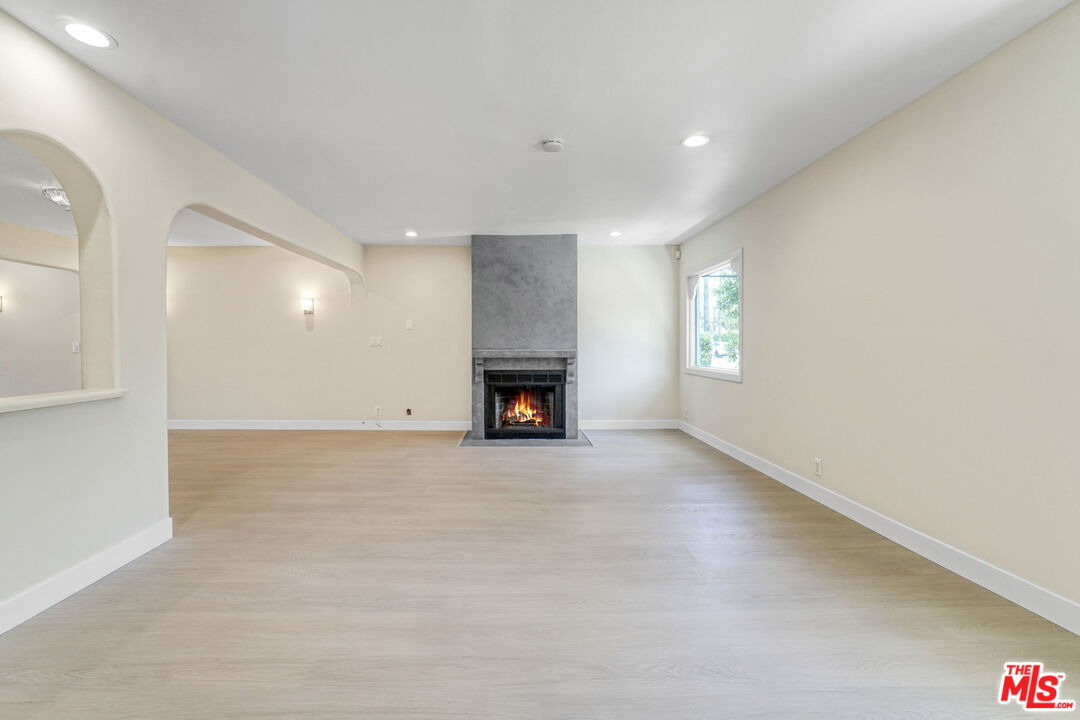 209 N Doheny DR