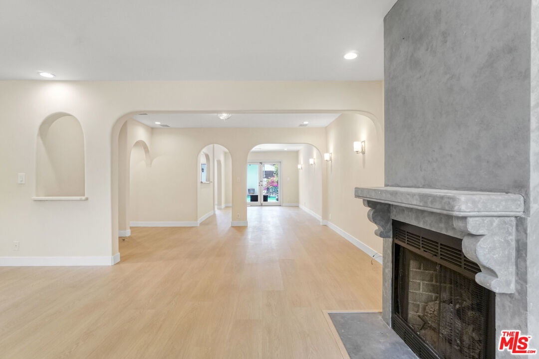 209 N Doheny DR