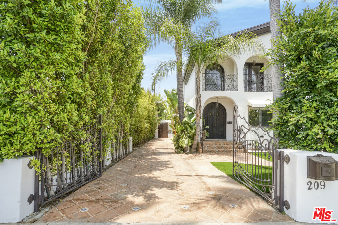 209 N Doheny DR