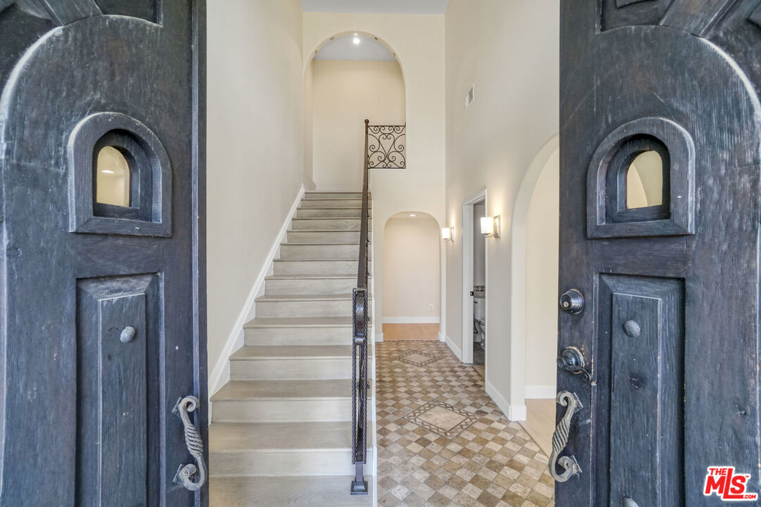 209 N Doheny DR