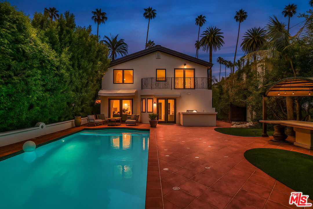 209 N Doheny DR