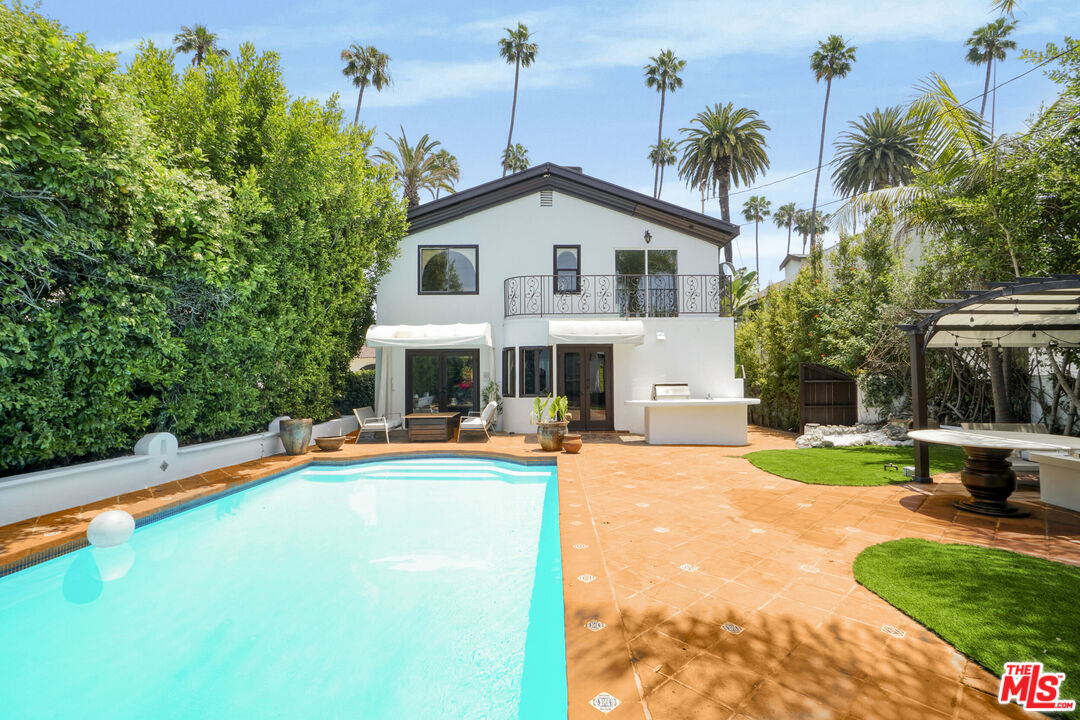 209 N Doheny DR