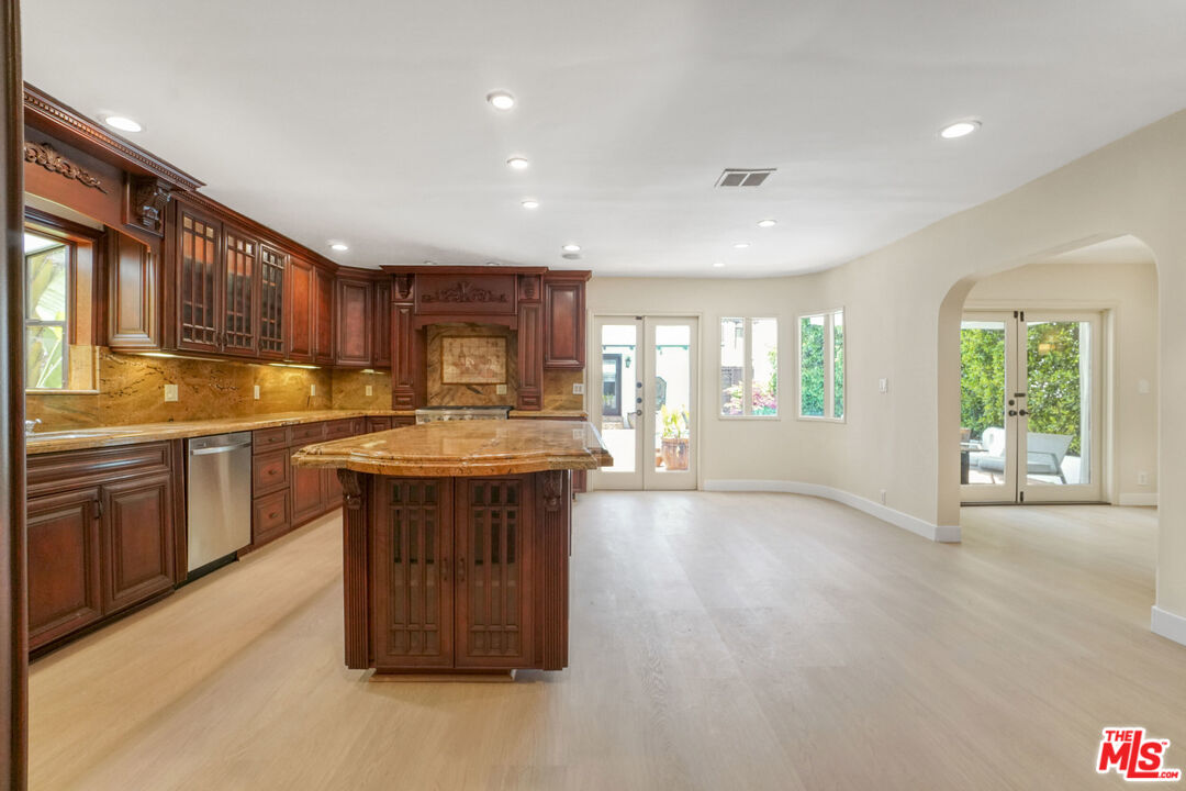 209 N Doheny DR